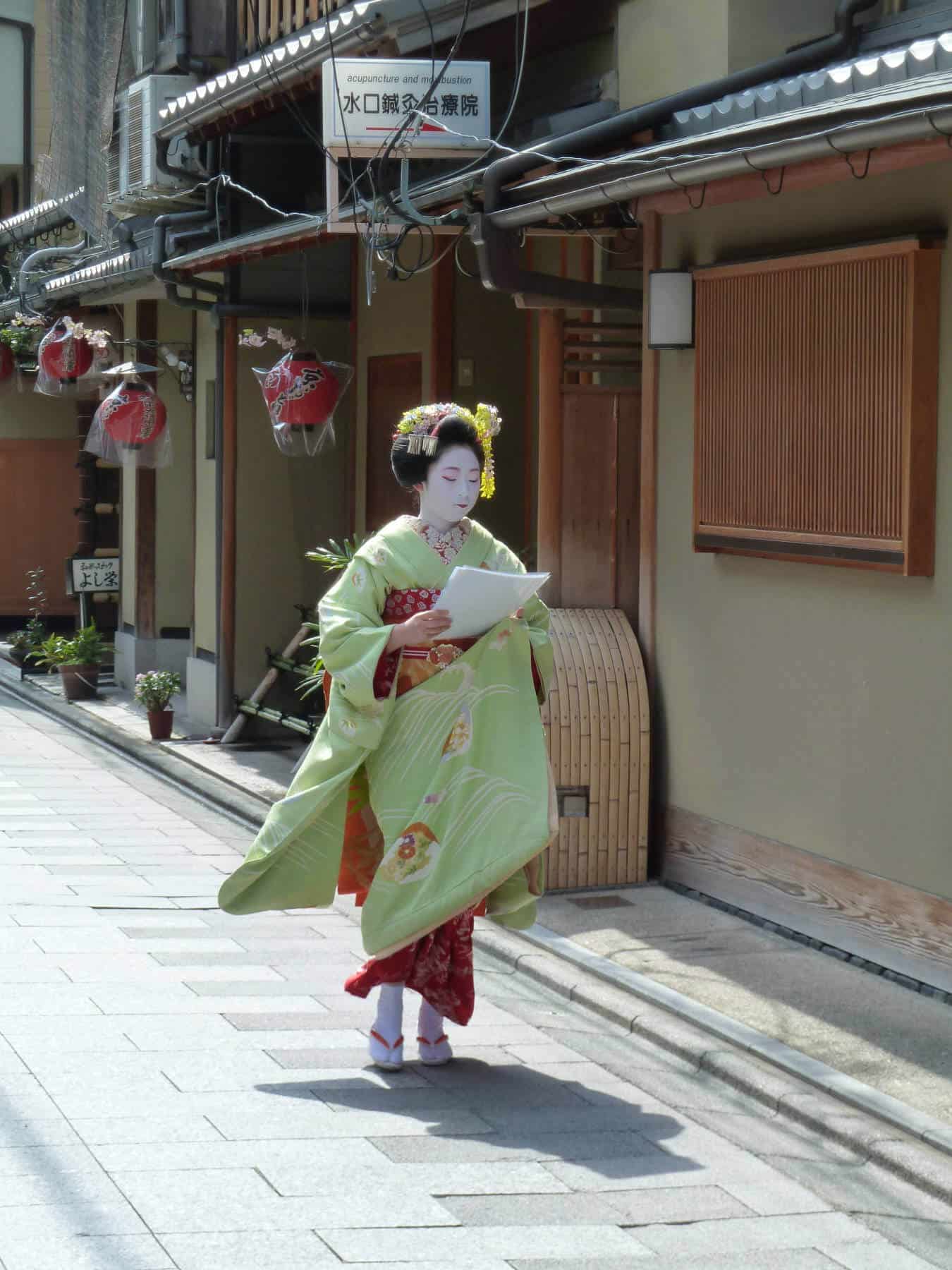 Maiko in a hurry